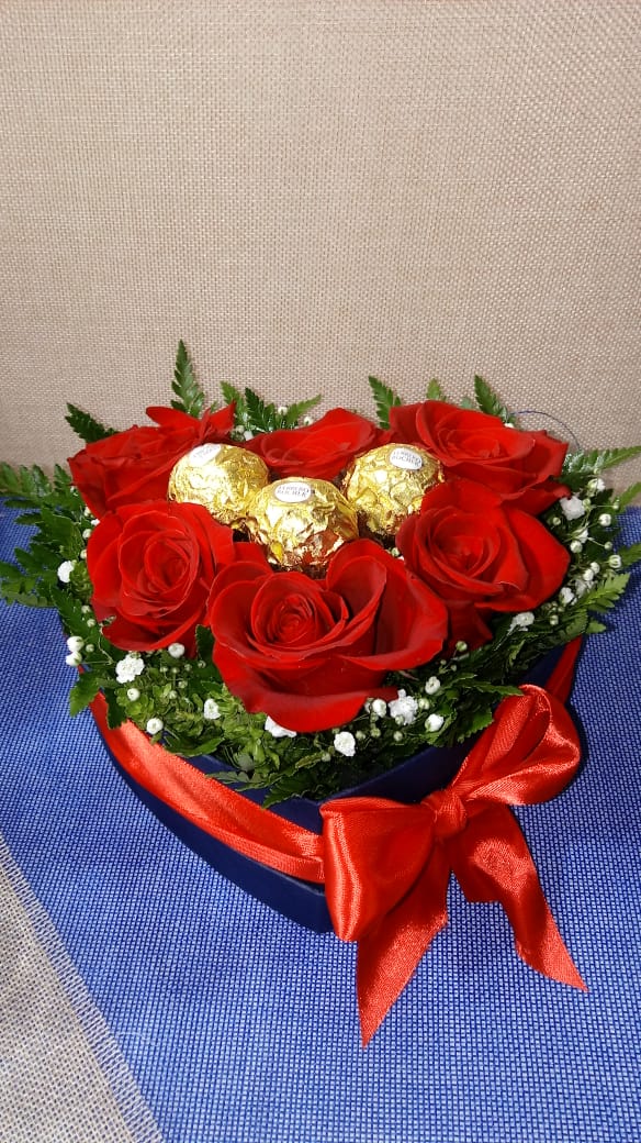 Caja Coraz�n 6 Rosas y 3 Bombones Ferrero Rocher